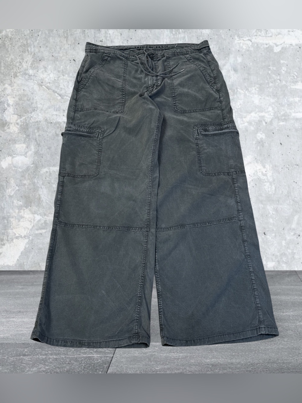 Vintage Y2K-inspired American Eagle Baggy Cargo Pants, Charcoal Gray, size 16